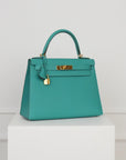 Hermès Kelly 28 Sellier aus Epsom Leder mit gelbgoldenen Beschlägen in Vert Verone