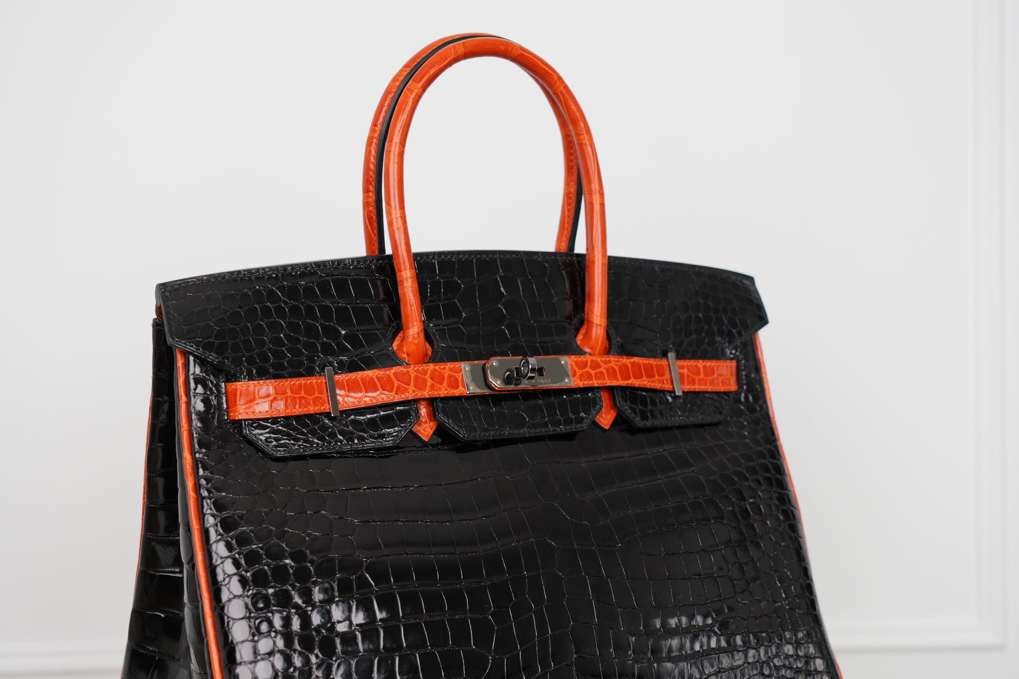 Hermès Birkin Limited Edition aus Alligator Leder mit Palladium Beschlägen in Noir/Orange