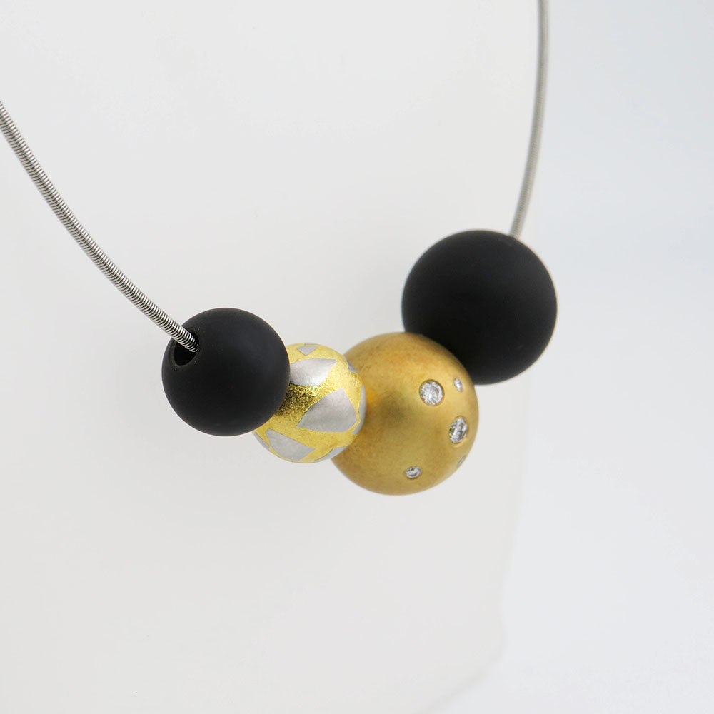 Niessing Schnur mit Kugeln und Brillant in 950`er Platin/18K Gold ca. 43,0 cm