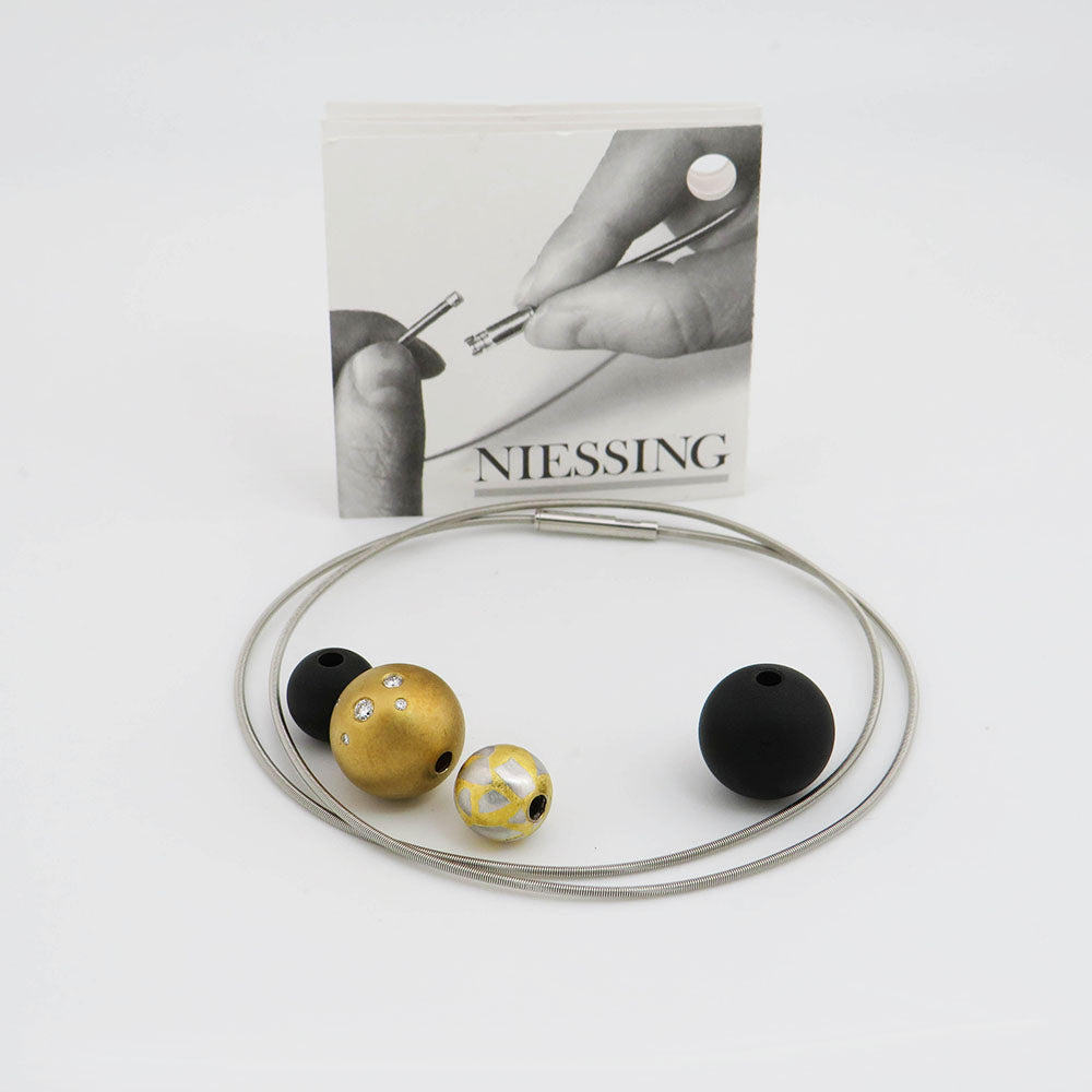 Niessing Schnur mit Kugeln und Brillant in 950`er Platin/18K Gold ca. 43,0 cm