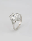 Ring mit 3,07ct E-vs2 + 0,64ct E-vs Diamant in 750/18K Weißgold Lab. Grown
