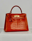 Hermès Kelly 28 Sellier aus Alligator Leder mit Gelbgoldenen Beschlägen in Orange