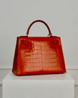 Hermès Kelly 28 Sellier aus Alligator Leder mit Gelbgoldenen Beschlägen in Orange