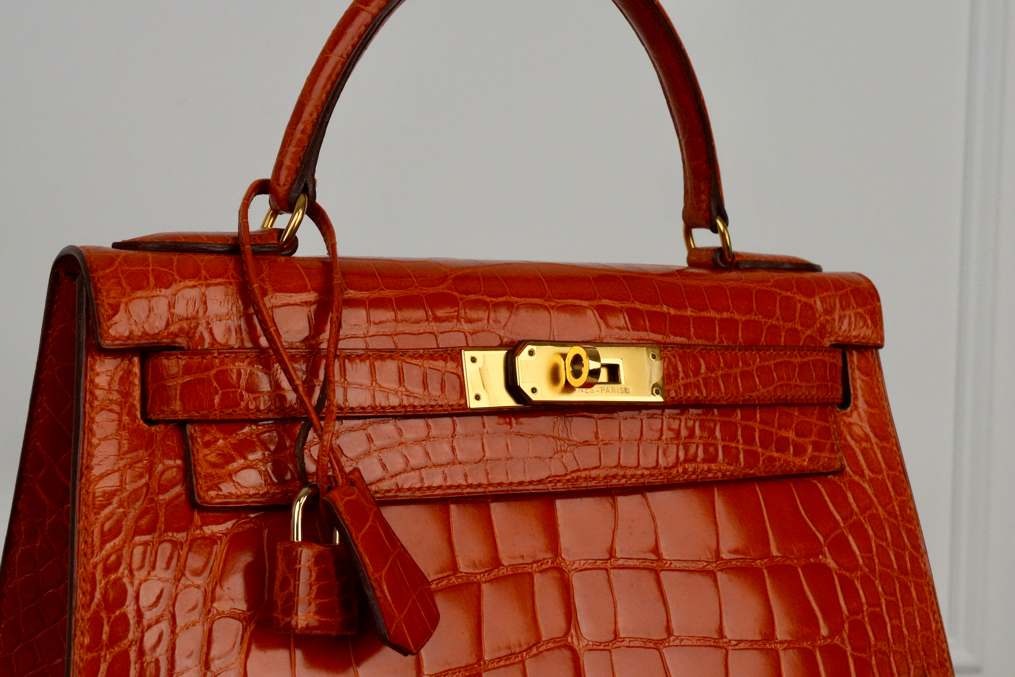 Hermès Kelly 28 Sellier aus Alligator Leder mit Gelbgoldenen Beschlägen in Orange