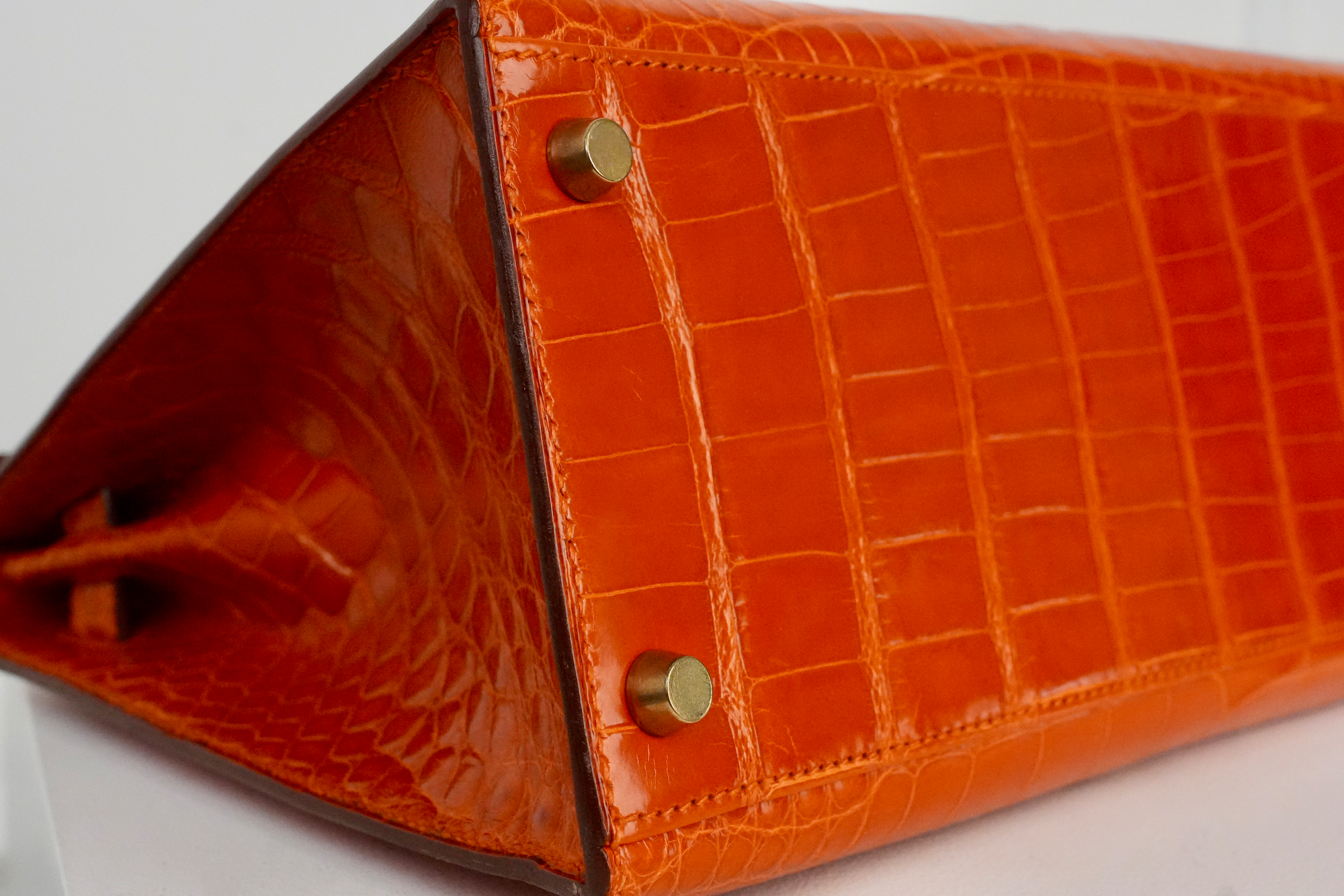 Hermès Kelly 28 Sellier aus Alligator Leder mit Gelbgoldenen Beschlägen in Orange